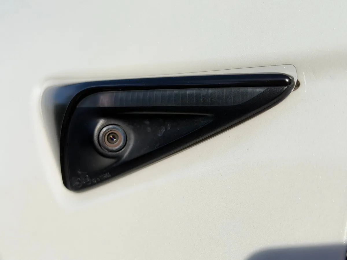 HW3 side repeater showing black lens and wider turn signal LED